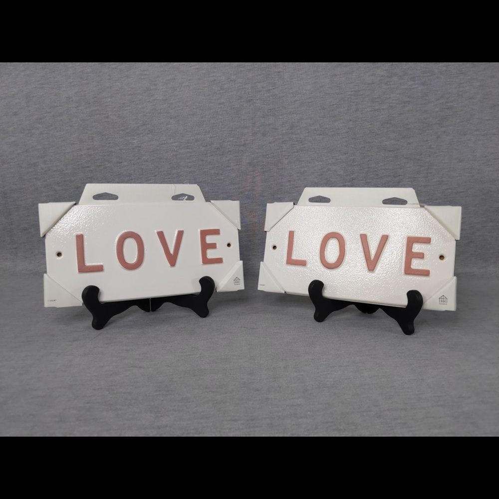 2pcs Hearth & Hand w/ Magnolia ‘LOVE’ sign